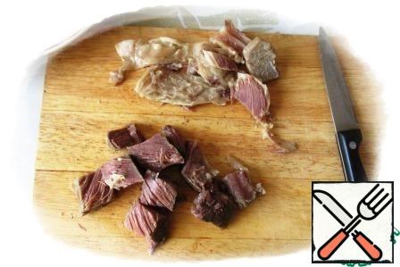 While cooked ribs with cabbage, we boiled beef free from bones, cartilage, thick films and cut into pieces. For the soup do not have to use the entire cooked beef, enough for 3-4 slices per serving.
The rest of the boiled meat use in other dishes.