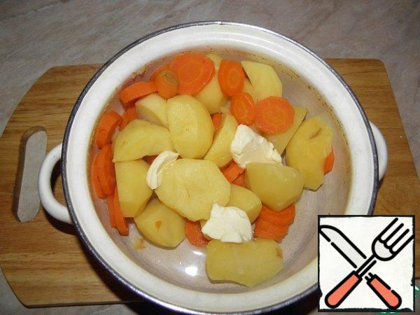 When the vegetables are very well cooked, drain the broth (part of the broth is drained into a Cup, you may have to slightly dilute the puree), add the butter.