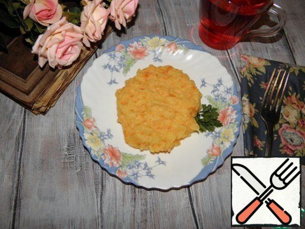 The puree is ready. Carrots and potatoes should be in a ratio of 1:2, i.e. one part of carrots for 2 parts of potatoes.