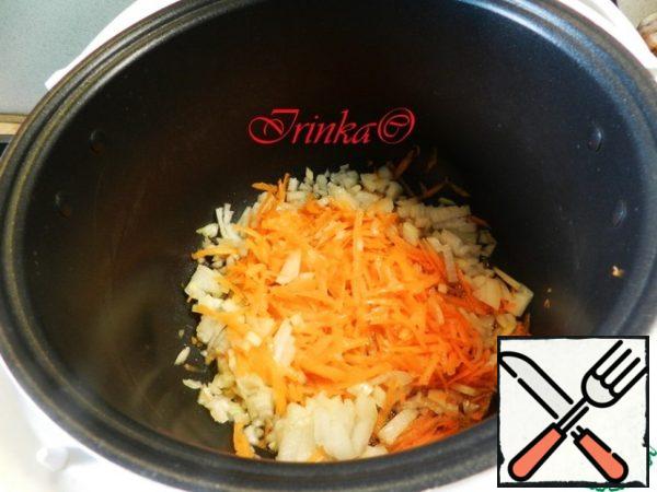 Now let's get on with the vegetables. Finely chop the onion and carrot, pour vegetable oil into the bowl of the slow cooker. Turn on the frying mode at 150 degrees for 30 minutes. Fry the vegetables with the lid closed for 10 minutes.
