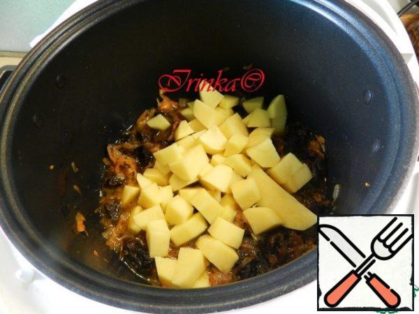 Then put the potatoes, cut into medium cubes, add a little hot water, mix and cook with the lid closed until the end of the mode.