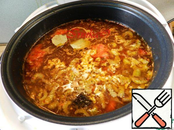 Turn on the Soup mode for 1.5 hours. For 20 minutes before the end of the regime put the crushed garlic, tomato, sliced, celery, sliced thin folds and Bay leaf.