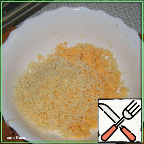 Yolks crumble, rub cheese in them, squeeze garlic through the press, fill with mayonnaise.