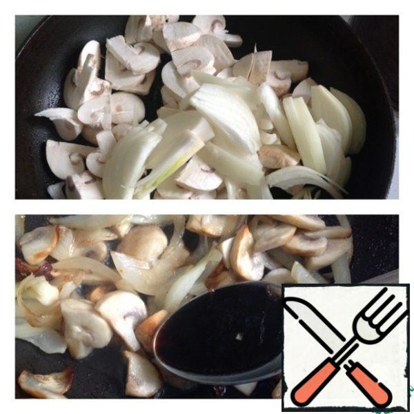 Mushrooms cut into slices, onion half-rings. Fry in vegetable oil. When onions and mushrooms are browned, pour soy sauce and leave to cook literally 1 minute. Liquid and oil from vegetables do not evaporate, and do not drain.