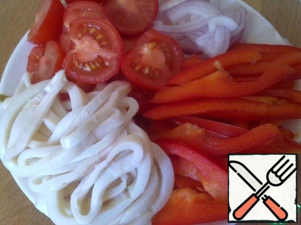 Thawed squid and boil in boiling, salted water for 2 minutes. Cut into squid rings. Onions cut into half rings. Bulgarian red pepper cut into strips. Cut cherry tomatoes in half.