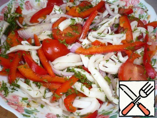 Mix squid with onions, cherry tomatoes, bell pepper, add chopped greens.