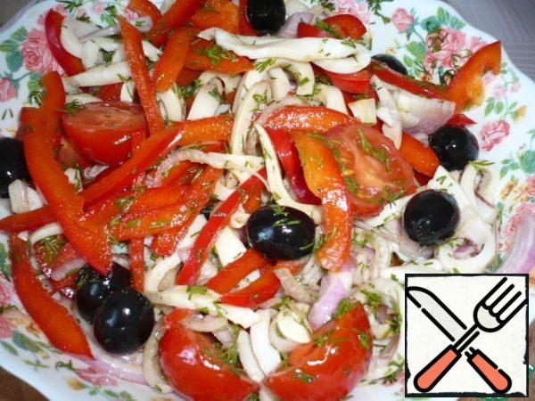 In a salad, add olives and chopped garlic. Pour the salad dressing and decorate with herbs.