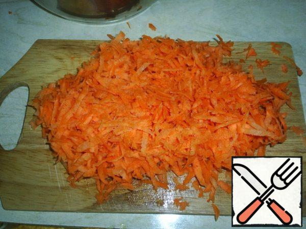 Grate carrots on a medium grater.