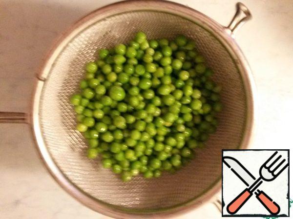 Frozen peas pour boiling water for a couple of seconds and rinse with cold water, lean back on a sieve to glass water.