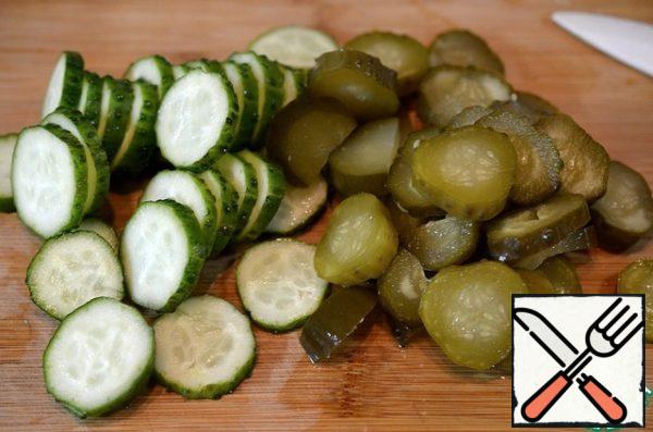 Cut fresh and lightly salted cucumbers into slices.
