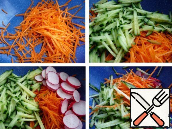 Peel the carrots and grate them on a Chinese grater.
Cut the cucumber into strips.
Thinly slice the radish.
Add a little salt.