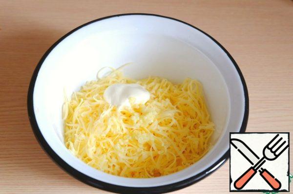 In a bowl add grated cheese (200 gr.) and passed through the garlic press 1 tooth. of garlic, add 2 tbsp. spoon (no slides) of mayonnaise. Mix the mixture, if necessary, add salt to taste.