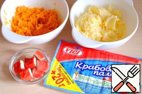 Carrots boil until al dente. Grate the carrots on a small grater. To the grated carrots add 1 tablespoon (no slides) of mayonnaise. Stir the mixture.