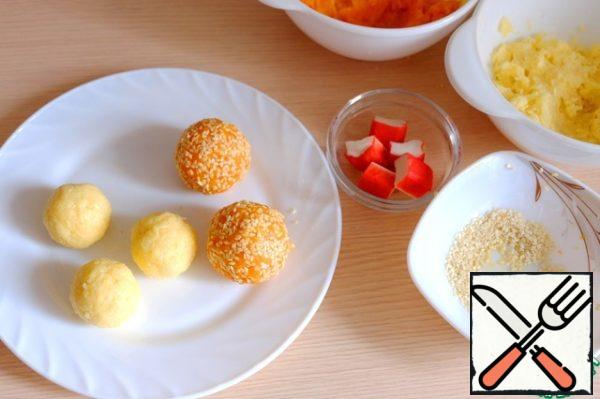 Evenly cover the cheese ball with carrot minced meat, then roll the ball in sesame seed. Bon appetit!