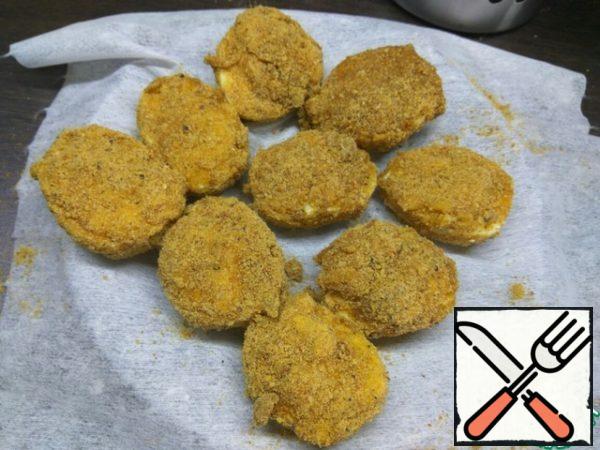 The remaining 2 raw eggs beat with a whisk, you can salt and pepper to taste. Stuffed eggs dipped in egg mixture and gently pan in breadcrumbs.