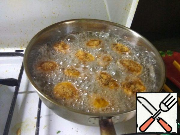 In a deep frying pan, heat the oil well, fry the eggs on it until Golden brown, then put them on paper towels to remove excess fat. Serve the dish to the table hot. Bon appetit!
