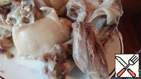Boil pork knuckle, eyes and skin in a small amount of water with salt and dry roots. 10 minutes before cooking, add allspice and bay leaf. I cooked in a slow cooker for 3 hours.
