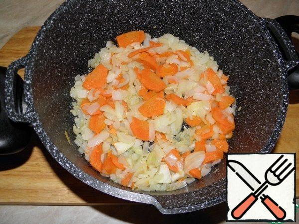 In a saucepan with a thick bottom to heat vegetable oil, onions and carrots cut and fry until transparent.