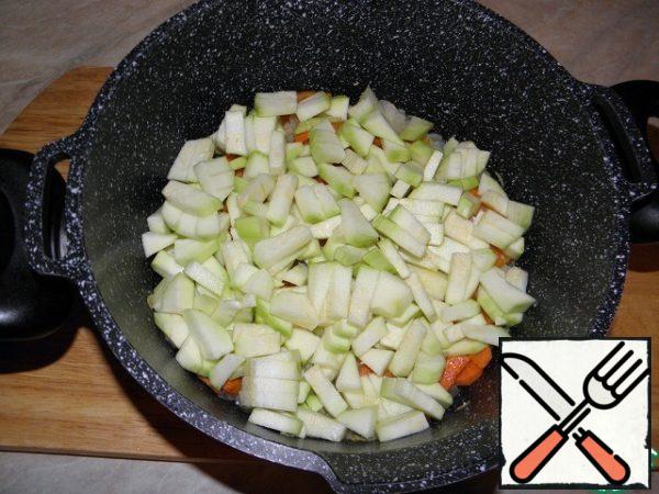 Zucchini to clear, cut into cubes and add to onion with carrots.