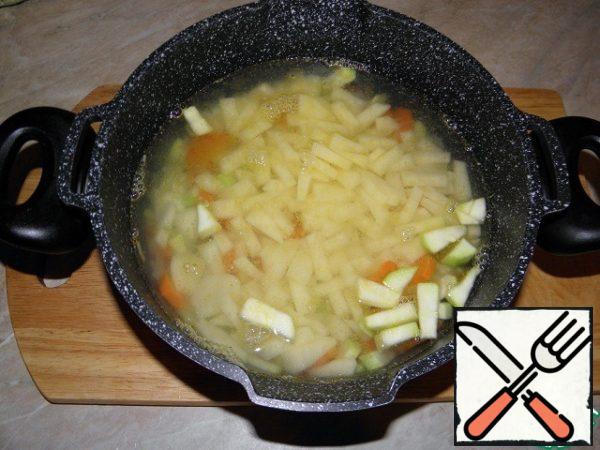 Add sliced potatoes, pour water, about 2 cm above the vegetables, if you do not like thick soup, water can be a little more. Add spices, cook until potatoes are half-cooked.