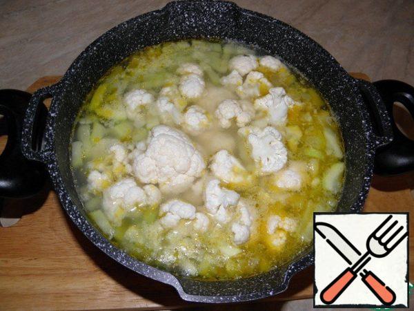 Add to the soup cauliflower, cook until tender.