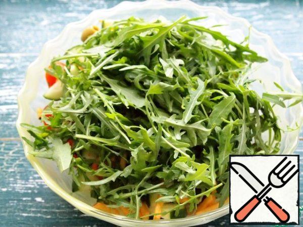 Arugula rinse, put on a towel to leave excess liquid and send in a salad.