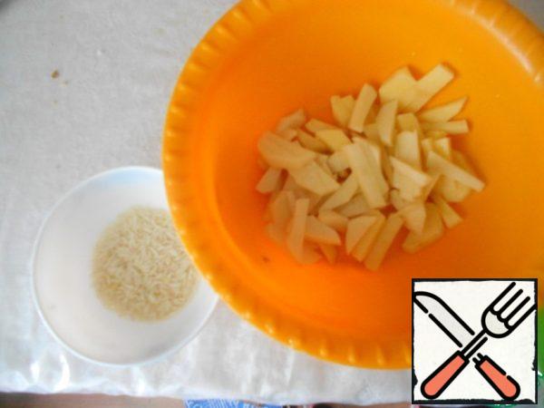 Wash rice.
Cut the potatoes into cubes.
Put potatoes in boiling broth and cook for 10 minutes.
Then enter the washed rice and cook for another 7-8 minutes.