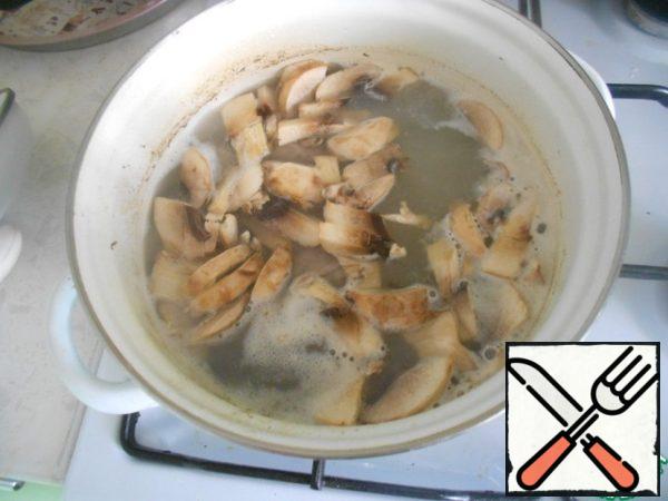 Add sliced mushrooms to the soup and cook for 5-7 minutes. Then enter the dressing for pickle from Maggi, Bay leaf and cook for 5 minutes.
In the end, the taste of salt (salt I did not add), pepper.
Remove the Bay leaf from the soup.