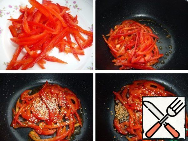 Bulgarian pepper cut into strips.
Fry the pepper in the heated oil for no more than 1 min, add sesame seeds and mustard, fry lightly, turn off the heat and add finely chopped garlic (I didn't have time to take a photo).
