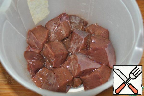 Take beef liver, remove the film with a knife, cut into pieces.
Grind with a blender or meat grinder.