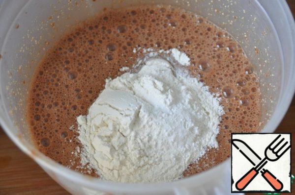Put the flour and baking powder, mix well to avoid lumps.