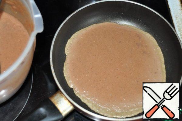 Take the pan, I have a small 18 cm in diameter. Heat.
Grease with oil, pour a ladle "dough" on medium heat bake liver pancakes for about 1 minute on each side.