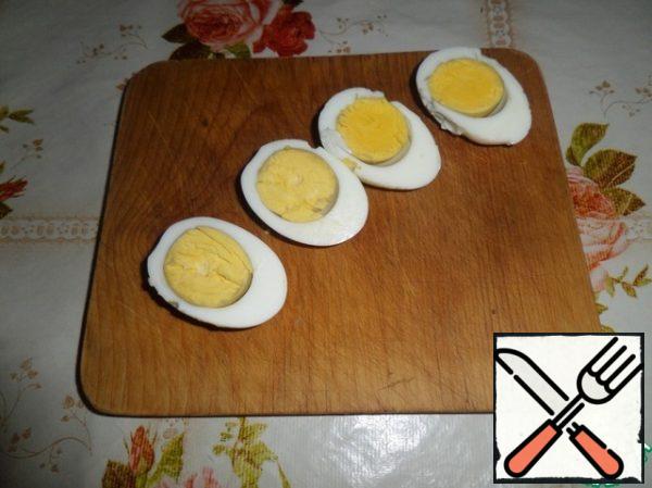 Peel the chicken egg. Cut each egg into 2 pieces. Separate the whites from the yolks.

