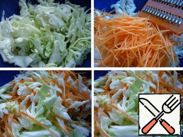 Cabbage shred is not very thin.
Grate carrots on a Chinese grater.
Lightly mix without effort, to prisolit.