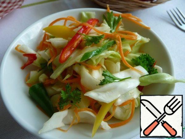 Leave the salad in a warm place for 5-6 minutes.
The remains of the salad can be folded into a jar and put in the refrigerator.
