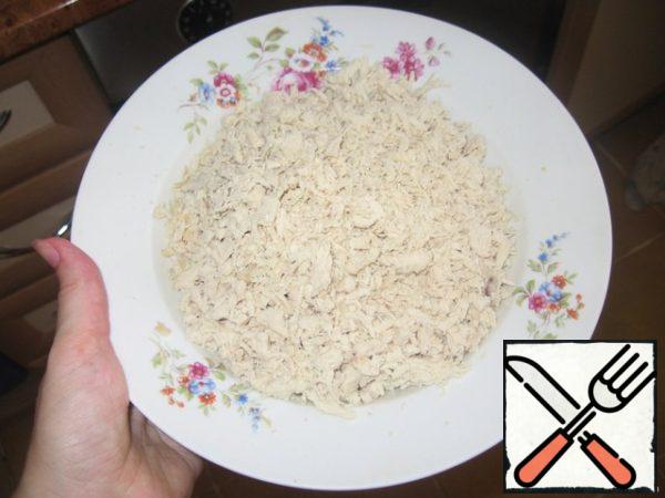 Boil the breast in salted water with the addition of bay leaf, allspice and black pepper. When it cools down, cut into small pieces or twist in a meat grinder.
