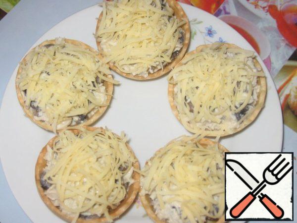 The same filling can be put in ready-made wafer tartlets, add mayonnaise grated cheese and bake in the oven or microwave until the cheese melts (5-7 minutes in the oven and 2-3 in the microwave).