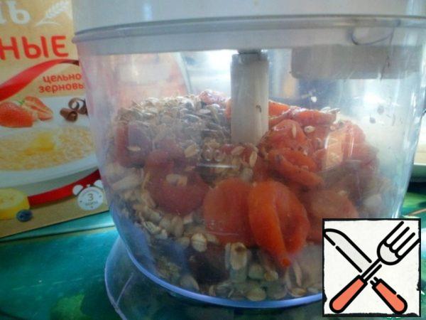 Add the dried apricots and the pan mixture to the blender bowl.
