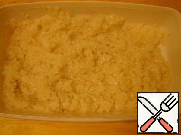 The most important thing in sushi is rice. If the rice is cooked correctly, it can be considered that it is ready.The filling for sushi should be prepared in this way - the solid ingredients should be cut into strips along the length of the nori. I took cream cheese, salmon and cucumber.
