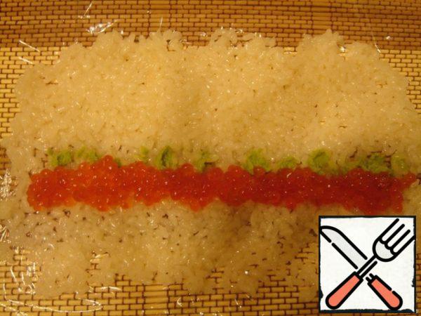 I still had rice left, and the filling wasn't enough, so I decided to make opposite rolls with caviar.
