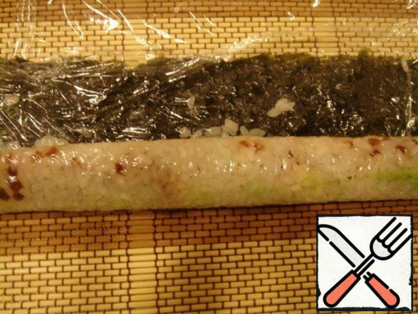They wrap rice on the outside and nori on the inside. Well, everything is ready. Rolls are served with soy sauce, ginger and wasabi.