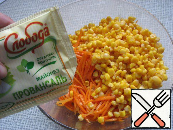 To connect with carrot corn and mix with mayonnaise.