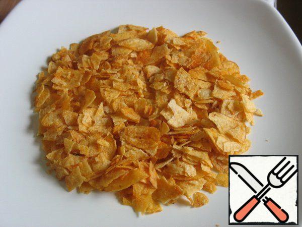 Some chips mash into crumbs and put on a flat dish.