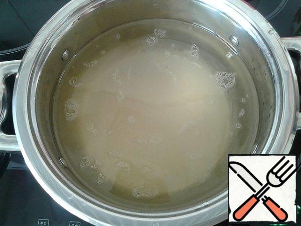 Broth of chicken breast cooked in advance, so put the pan on the fire and bring the broth to a boil.