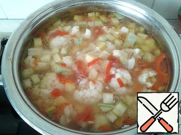 Let the soup cook for 10 minutes over low heat. The following are sent to the soup tomatoes and zucchini (cut into cubes). Check for salt, cook for another 10 minutes. Then turn off and allow to infuse for 10-15 minutes.