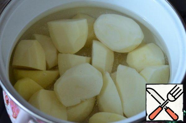 Peel and rinse potatoes.
Cut into pieces and cook for 10 minutes after boiling.
Salt.
Add the chopped zucchini and cook until tender.