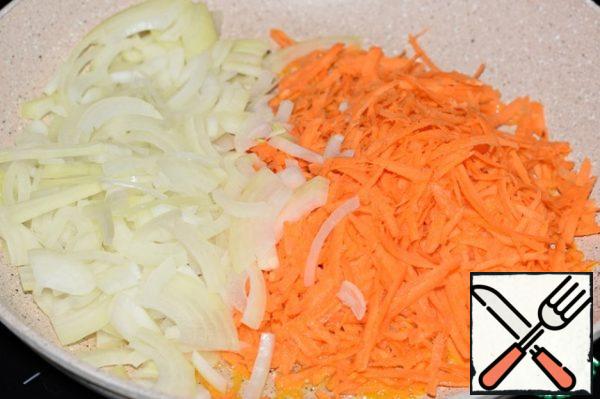 At this time, cut onions and grated carrots in vegetable oil for 5-6 minutes.