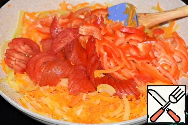 Add chopped bell pepper, chopped garlic and tomato to the pan with vegetables. Simmer all together until the vegetables are ready.
