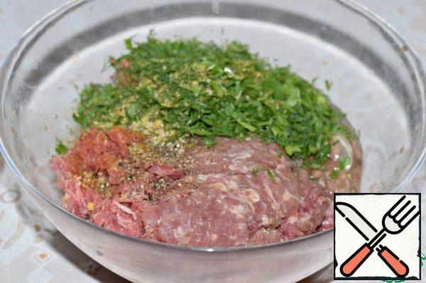 To minced meat (I have minced meat: beef + Turkey) add the egg, chopped herbs, salt, season with pepper. Thoroughly knead the minced meat.