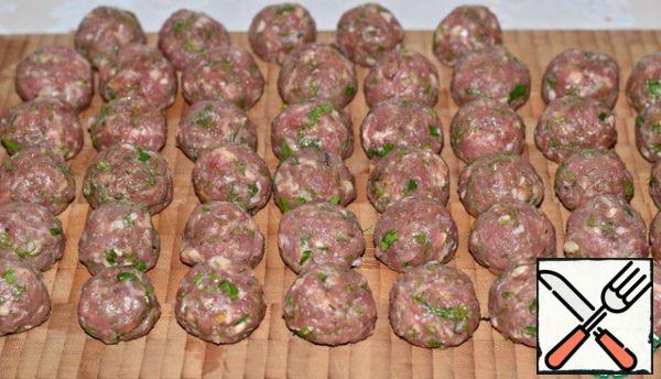 With wet hands, form small meatballs the size of a walnut.
